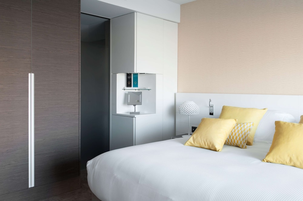 Deluxe Room, 1 Queen Bed, Non Smoking (Larger Room;Twin bed on request) photo 2