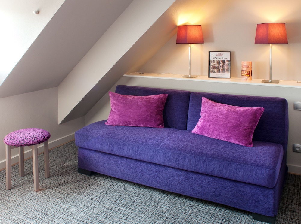 Triple Room, 1 Queen Bed with Sofa bed thumbnail 6