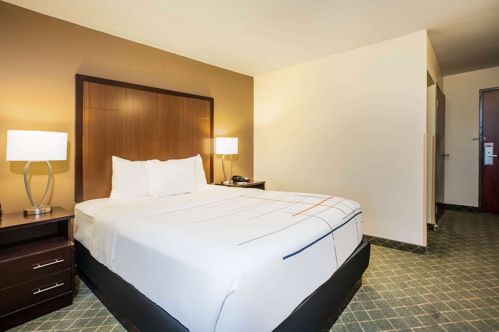 Queen Suite with Mobility/Hearing Impaired Access - Non-Smoking