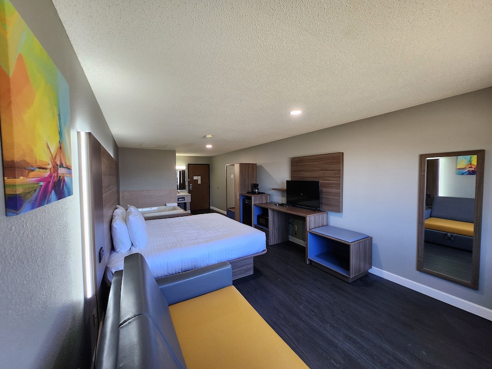 Suite, 1 King Bed with Sofa bed, Non Smoking - Photo 3