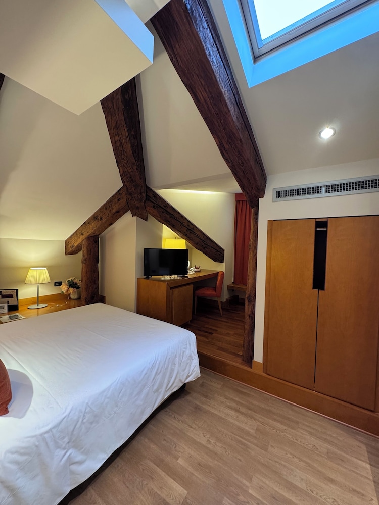 Attic Room photo 3