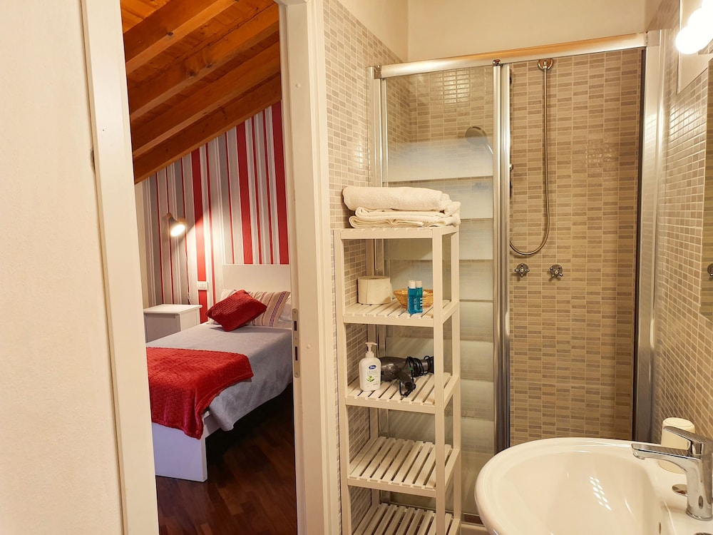 Twin Room, 2 Twin Beds, Ensuite photo 2