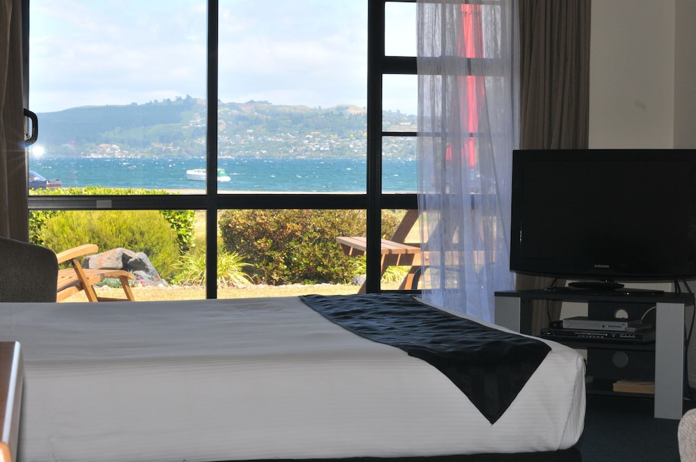 Queen Studio With Lake View And Private Thermal Pool