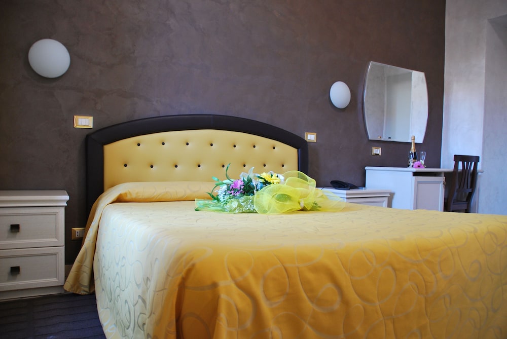Standard Double or Twin Room - Photo 2