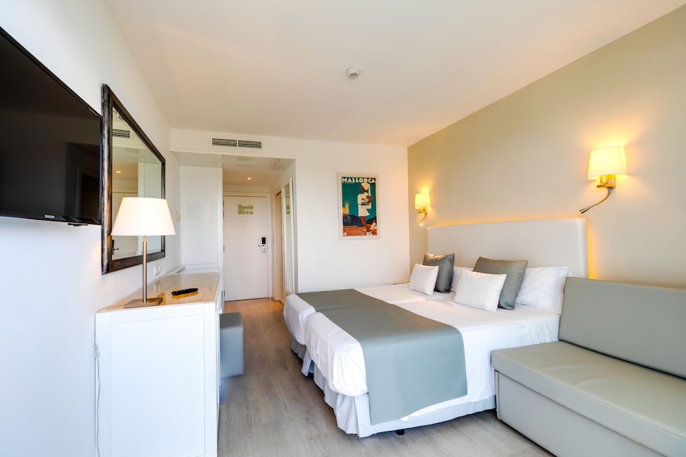 Superior Double Room, Balcony, Partial Sea View (2 Adults + 1 Child) - Photo 5