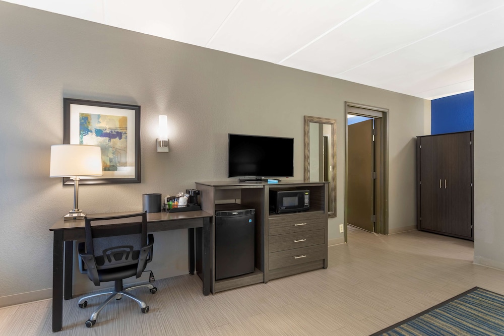 Suite, 2 Queen Beds, Non Smoking, Refrigerator & Microwave (1st Floor;with Single Sofabed) - Photo 5