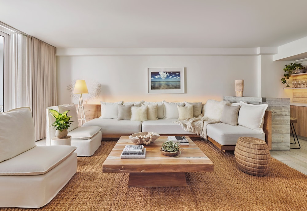 Suite, 1 King Bed, Balcony, Oceanfront thumbnail 5