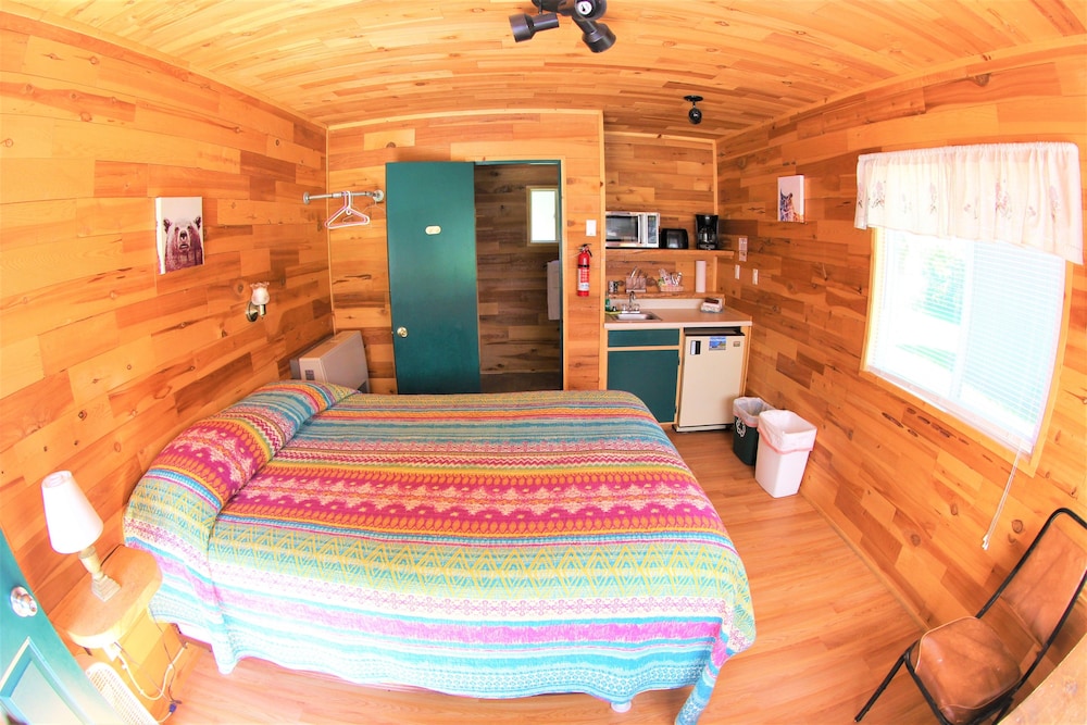 Basic Cabin, 1 Queen Bed, Courtyard Area