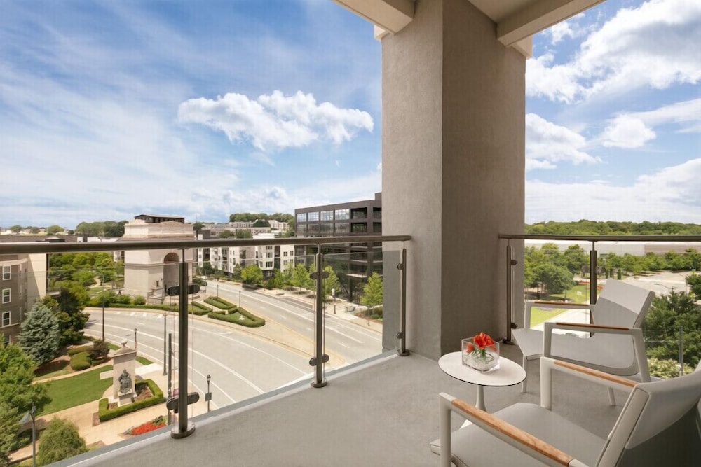 Suite, 1 King Bed, Balcony, Corner - Photo 4