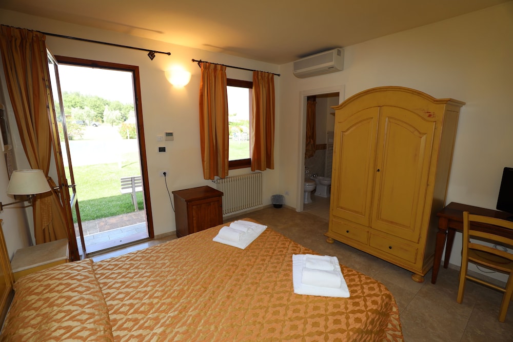 Classic Double or Twin Room, Pool View photo 1