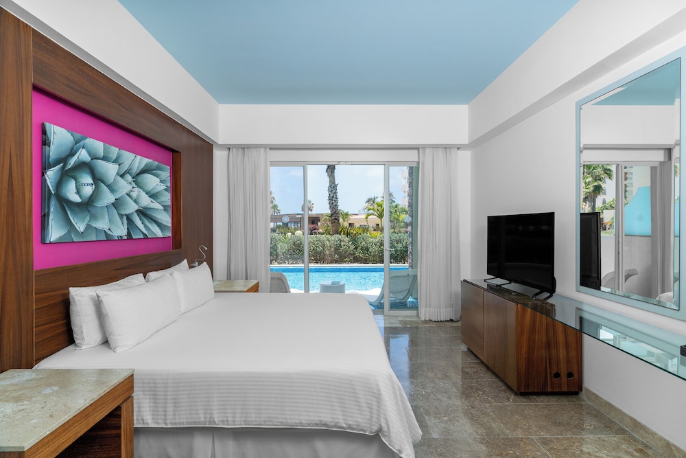 Altitude Junior Suite Swimout Garden View King