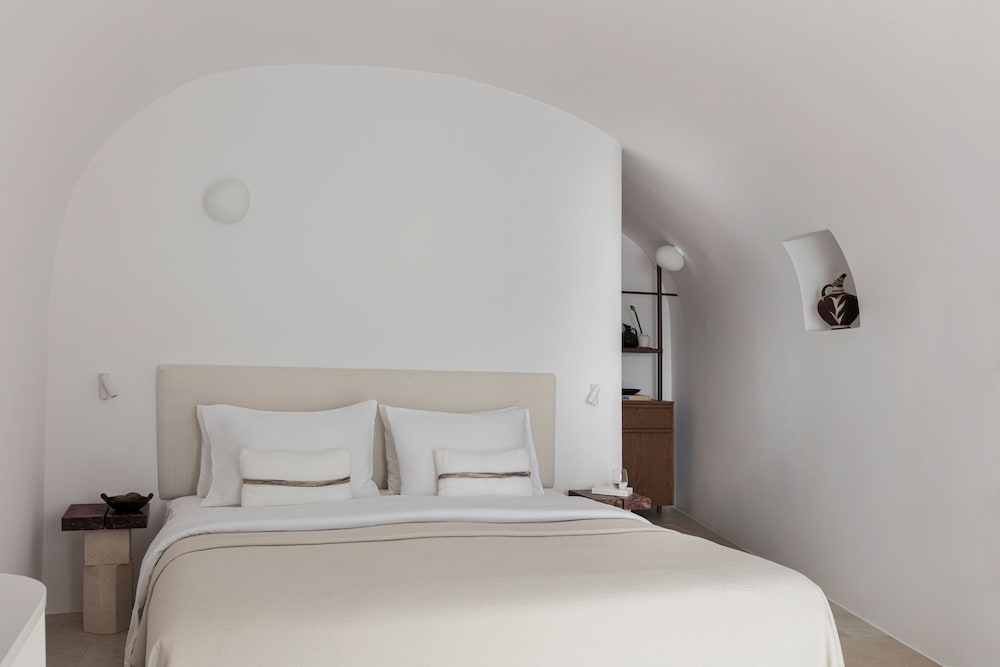 Classic Suite with Caldera View - Photo 3