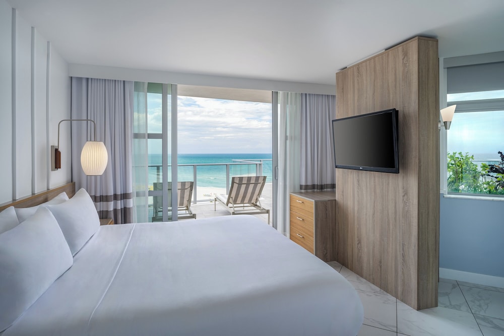 Suite, 1 Bedroom - Photo 1
