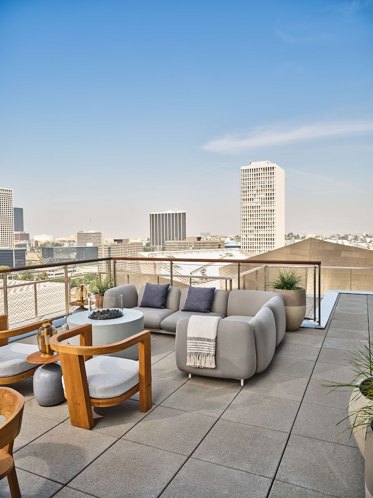 Suite, 1 King Bed, Accessible, Balcony