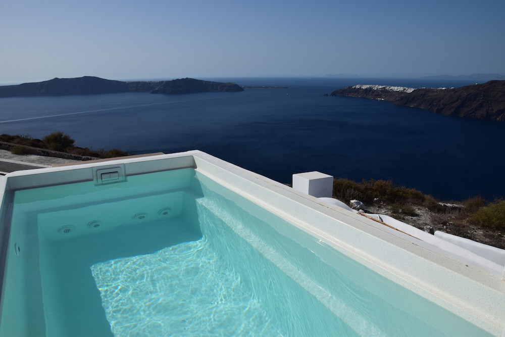 Deluxe Suite with Plunge Pool & Caldera View - Photo 6