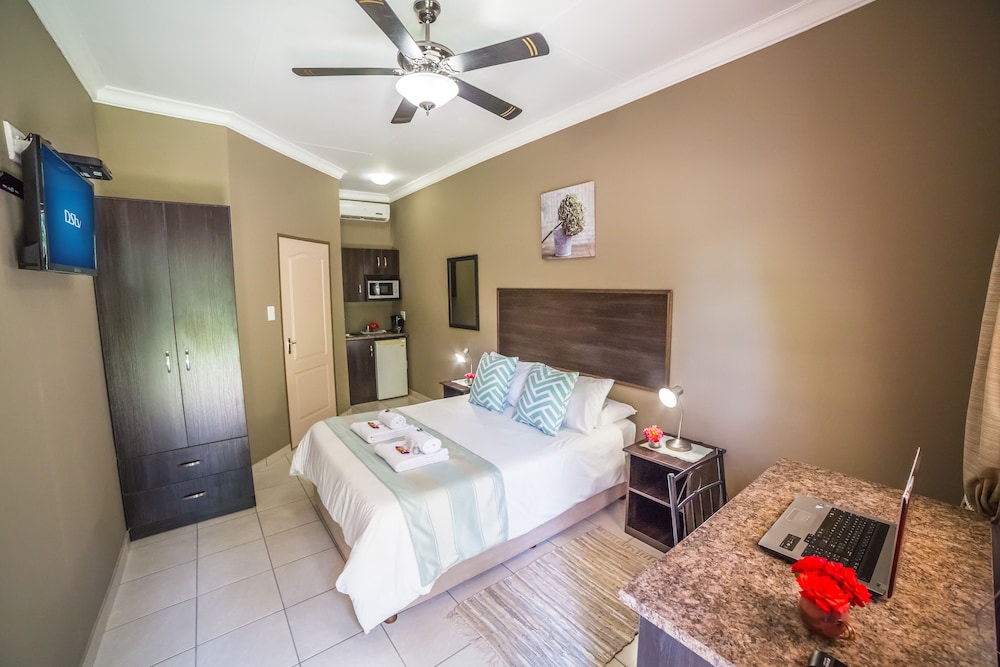Deluxe Room, 1 Queen Bed, Non Smoking, Garden View photo 2