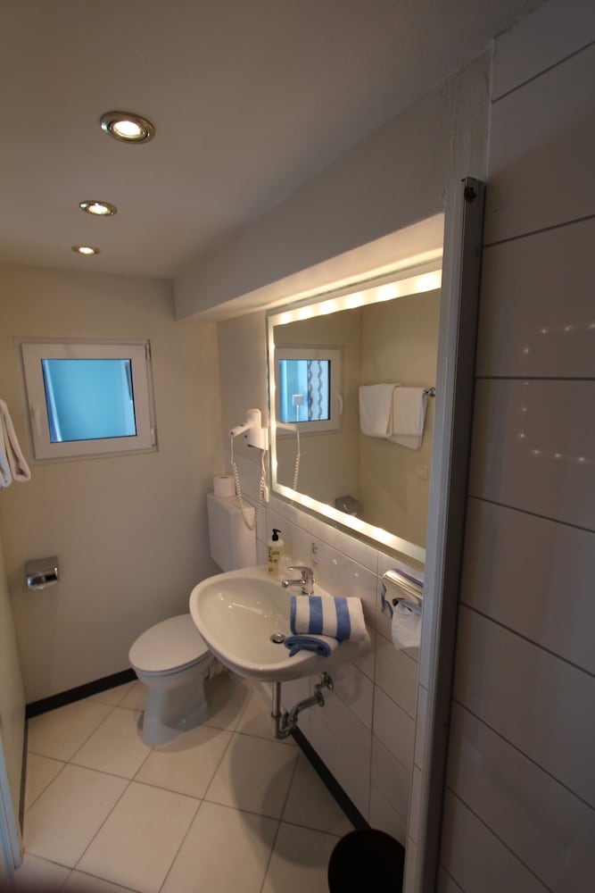 Basic Double Room, 2 Twin Beds - Photo 11