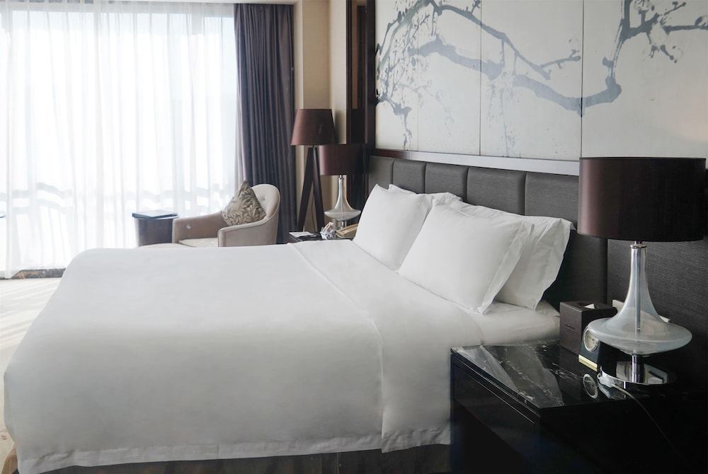 Superior Room, 1 King Bed photo 1