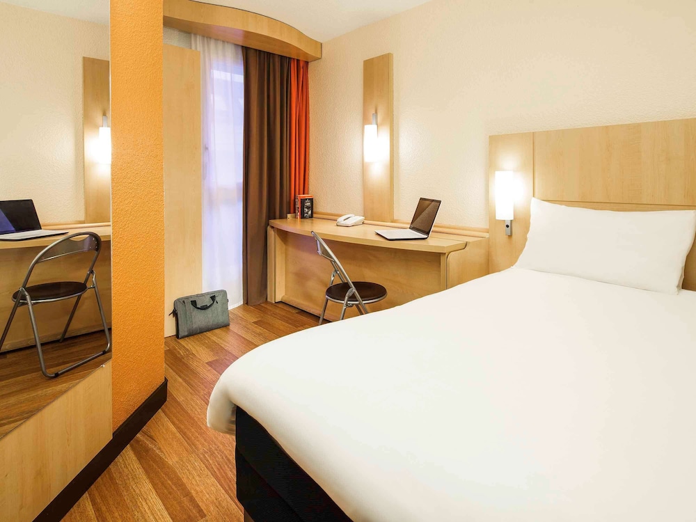 Standard Room, Multiple Beds thumbnail 6