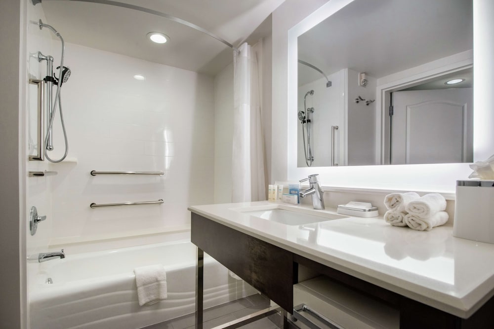 Studio, 1 King Bed, Accessible, Refrigerator & Microwave (Hearing, Tub & Sofa-bed) - Photo 6