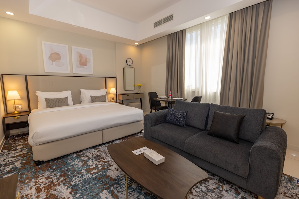 Superior Studio, 1 King Bed photo 1