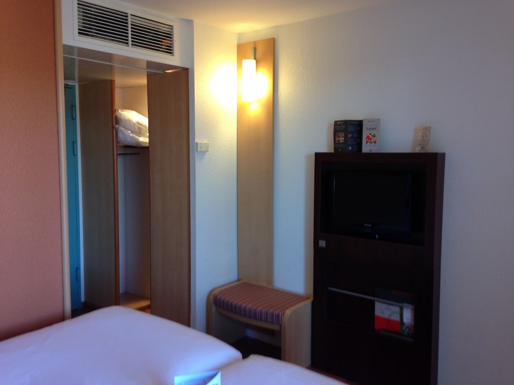 Standard Room, 2 Twin Beds - Photo 4