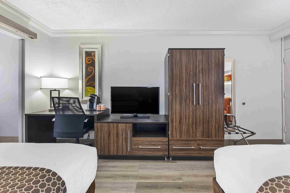 Standard Room, 2 Queen Beds, Non Smoking - Photo 4