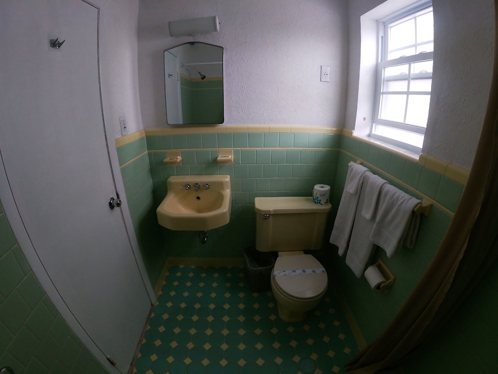 Standard Room, 1 Queen Bed, Non Smoking - Photo 3