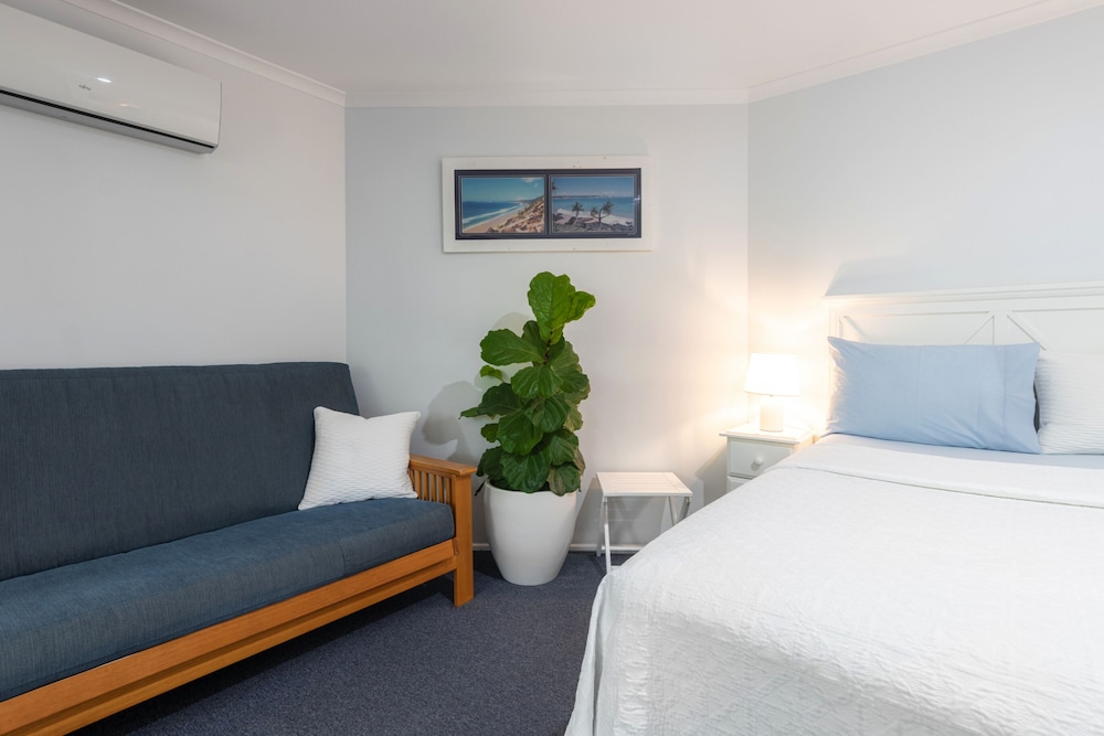 Deluxe Suite, 1 King Bed With Sofa Bed, Kitchenette photo 3