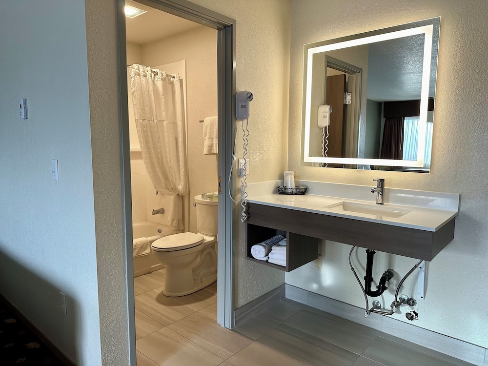 Standard Room, 2 Queen Beds, Non Smoking, Refrigerator & Microwave (2nd Floor) photo 3