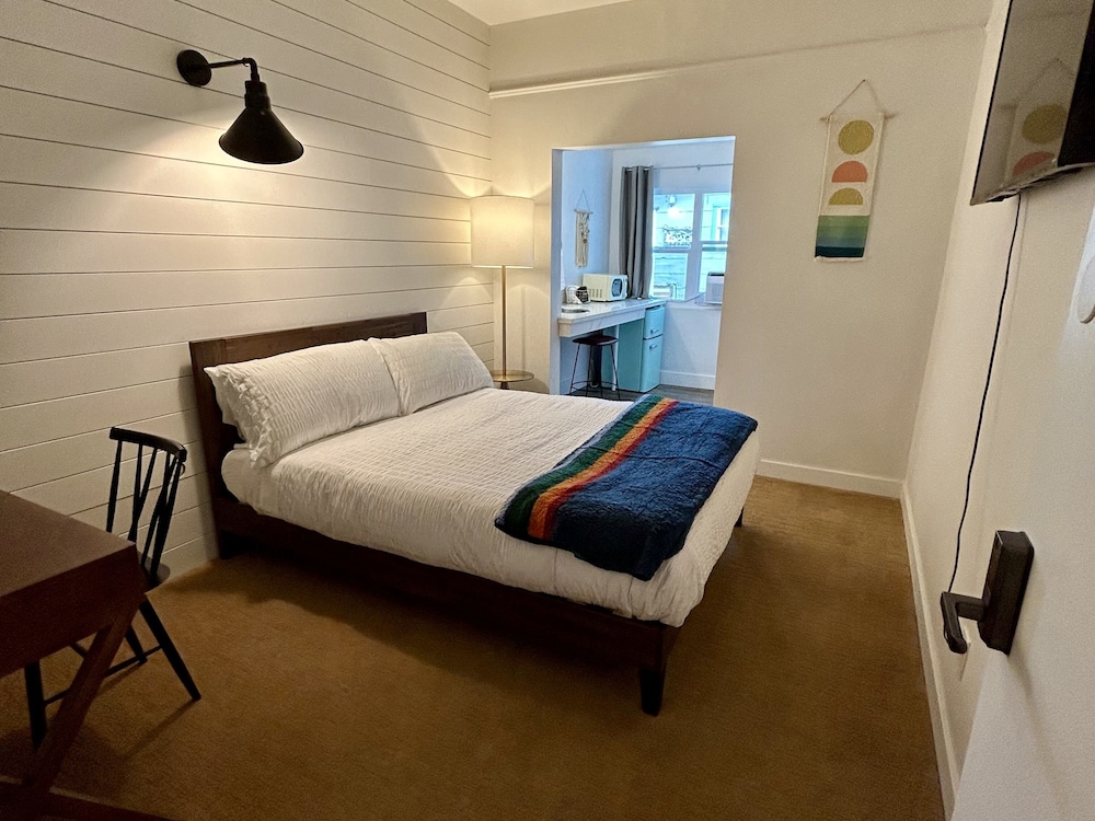 Deluxe Suite, 1 Queen Bed, Accessible, Private Bathroom photo 1
