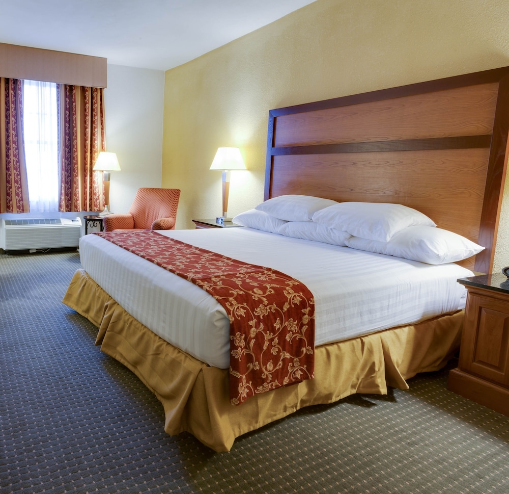 Suite, 1 King Bed, Refrigerator & Microwave (Upper Floor) - Photo 2