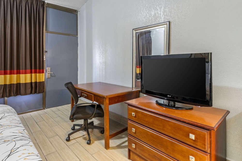 Standard Room, 1 King Bed, Non Smoking - Photo 3