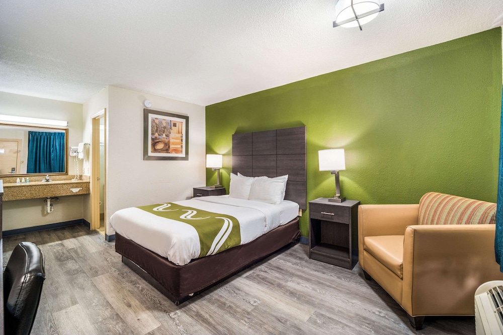 Standard Room, 1 Queen Bed, Smoking - Photo 1