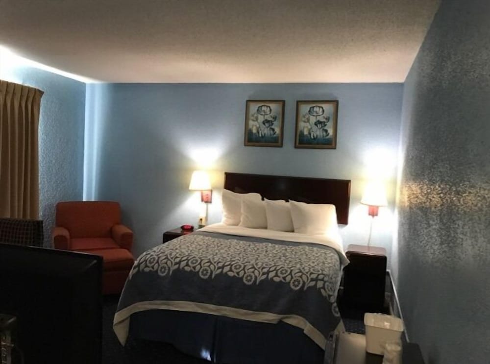 Standard Room, 1 Queen Bed - Photo 3