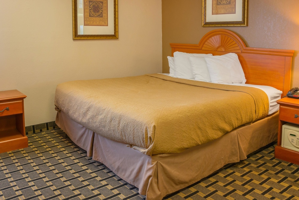Suite, 1 King Bed, Non Smoking, Jetted Tub - Photo 1