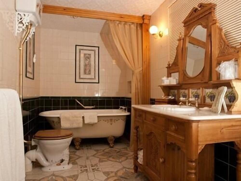 Suite, Ensuite (Gold & Ruby)