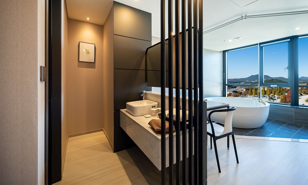 Suite - Photo 3