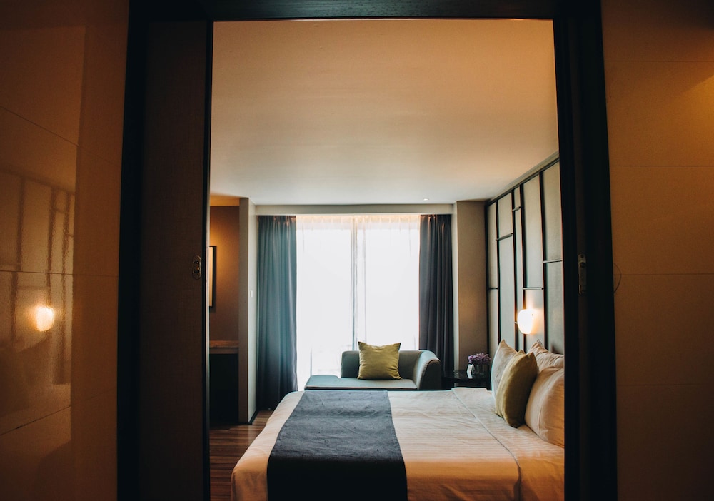 Grand Deluxe Room with King Bed - Photo 7