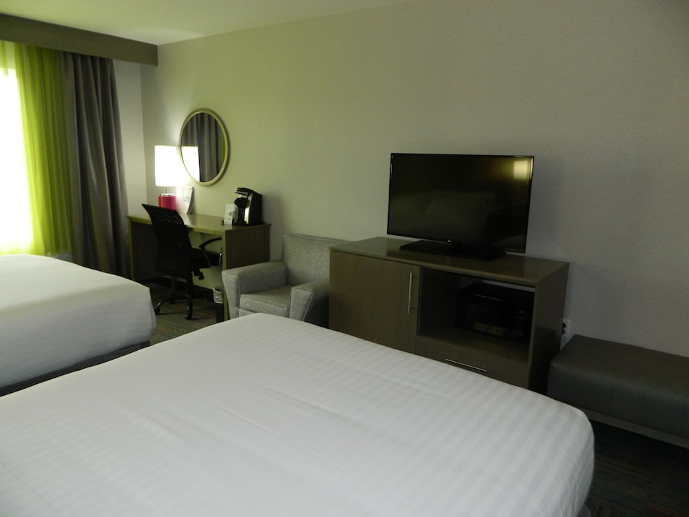 Standard Room, 2 Queen Beds, Accessible (Mobility Tub)