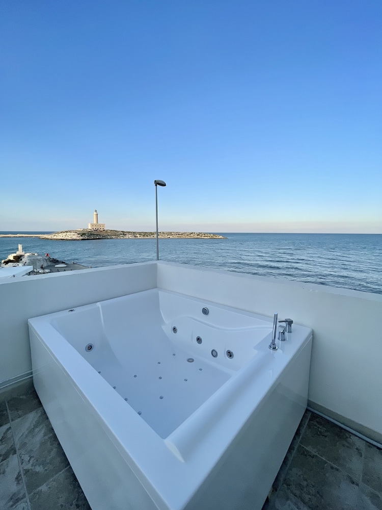 Deluxe Double Room, Hot Tub, Sea View photo 2