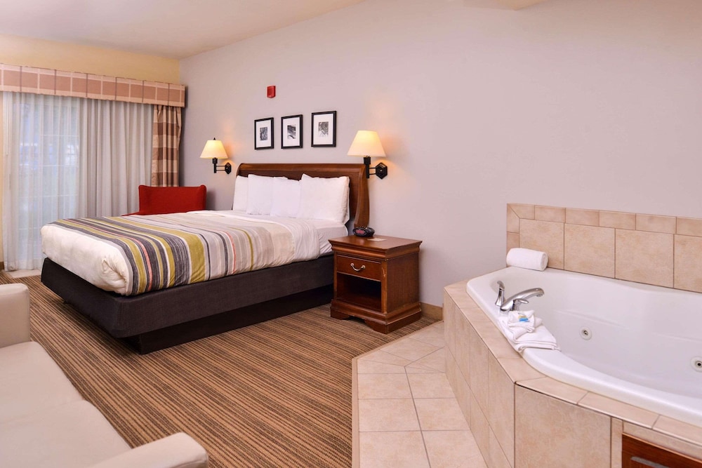 Suite, 1 King Bed, Non Smoking, Jetted Tub - Photo 2