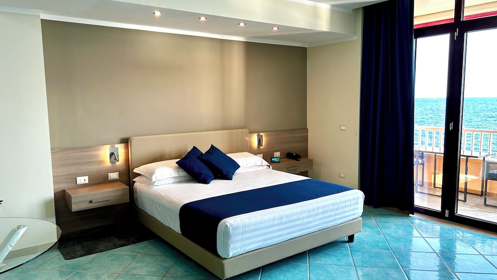 Deluxe Room - Photo 5