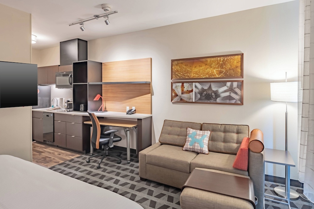Studio, 1 King Bed with Sofa bed (Mobility Accessible, Roll-in Shower)
