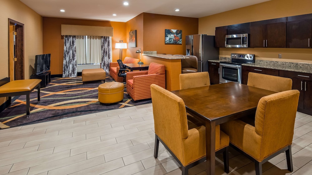 Suite, 1 King Bed, Non Smoking, Kitchen (with Sofabed) - Photo 4