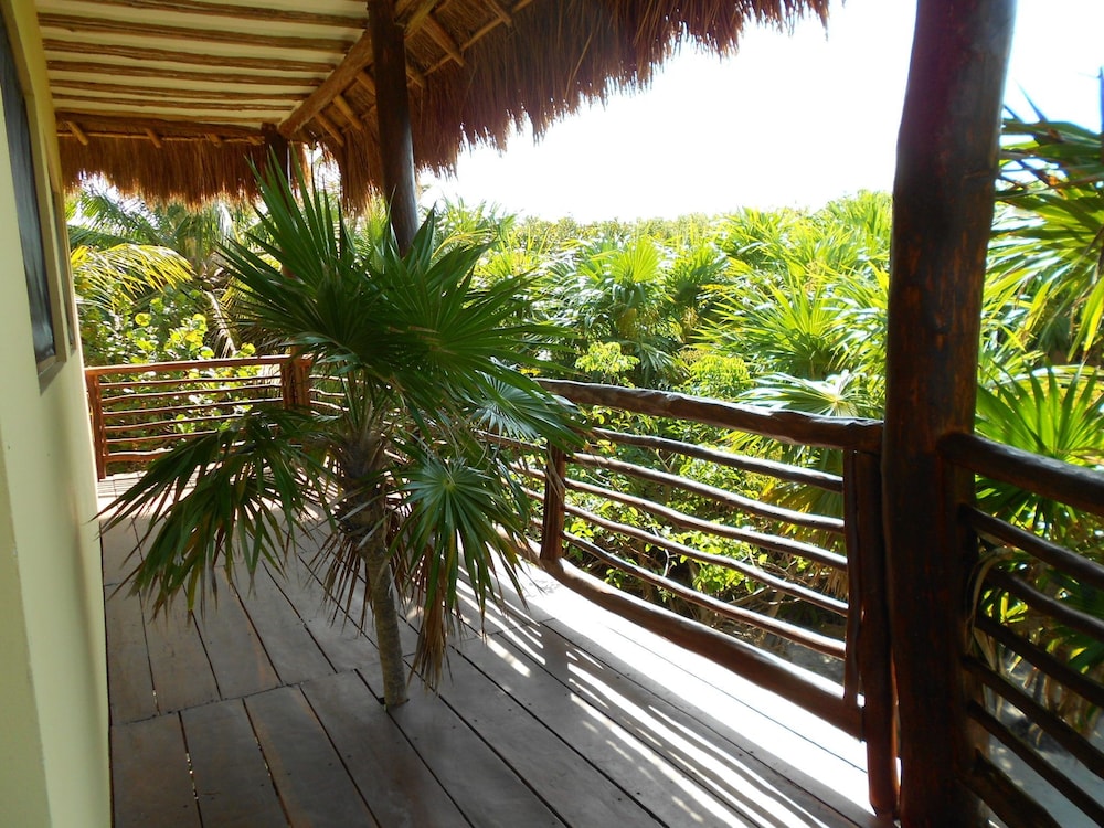 Jungle Cabana upstairs photo 3