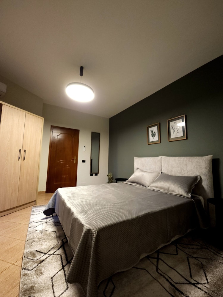 Comfort Apartment - Access via 2 floors elevator & 2 floors stairs photo 3