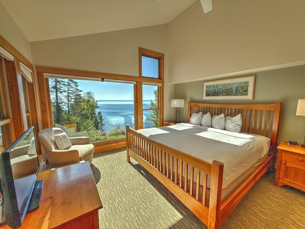 Condo (Lakefront 2 Bedroom Condo w/ loft)