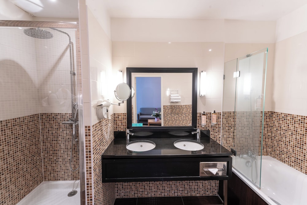 Suite, 1 King Bed - Photo 4
