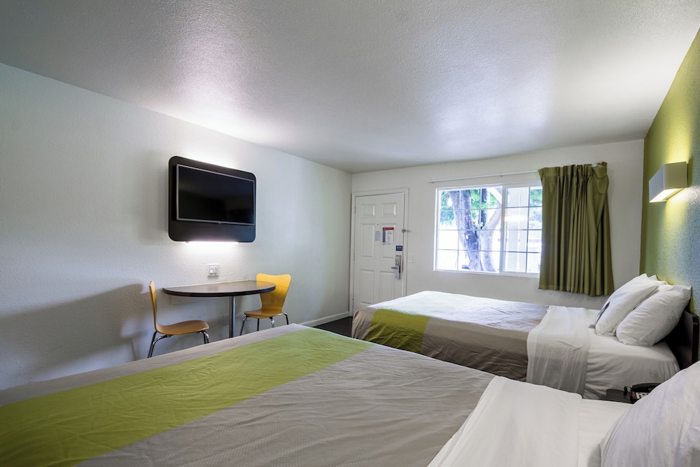 Signature Room, 2 Queen Beds, Non Smoking - Photo 1